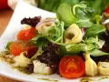 Tortellini z pomidorami i mozzarellą - najlepsze dodatki do podania