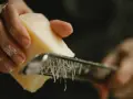 Jak wygląda ser parmezan? Odkryj jego unikalne cechy i smak
