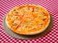 Duża pizza Domino's ile cm? Sprawdź, ile naprawdę ma średnicy!