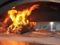 Jakie drewno do pieca do pizzy? Odkryj najlepsze gatunki dla smaku