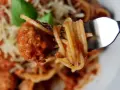 Przepis na spaghetti z klopsikami po włosku, który zachwyci każdego
