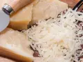Parmezan ile waży - odkryj, ile użyć w przepisach i diecie