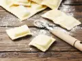 Ravioli czy tortellini: poznaj kluczowe różnice i wybierz lepiej