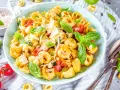 Pomysły na tortellini z szynką parmeńską – z czym najlepiej podać?