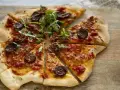 Ile powinno wyrastać ciasto na pizzę, aby uzyskać idealny smak?