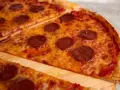 Czy ciasto na pizzę można zrobić dzień wcześniej, aby poprawić smak?