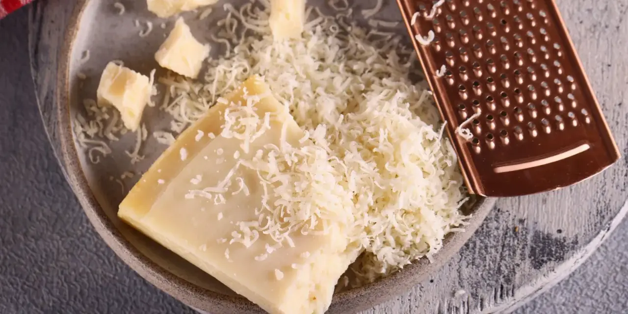 Jakim serem zastąpić parmezan? Odkryj najlepsze alternatywy smakowe