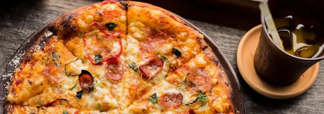 Ile osób najedzie się pizzą 50 cm? Sprawdź, zanim zamówisz!