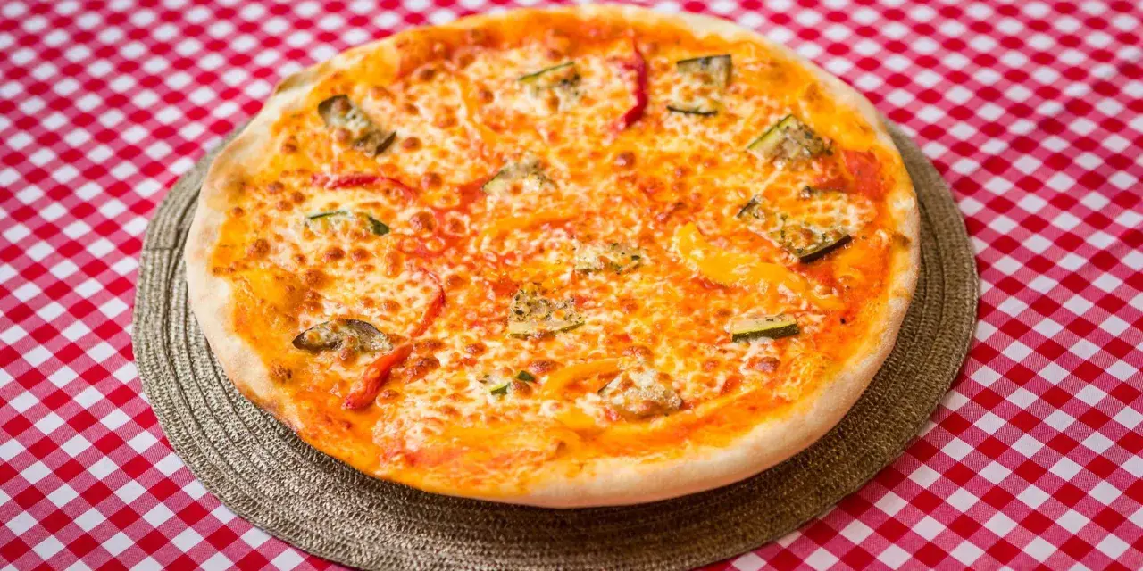Duża pizza Domino's ile cm? Sprawdź, ile naprawdę ma średnicy!