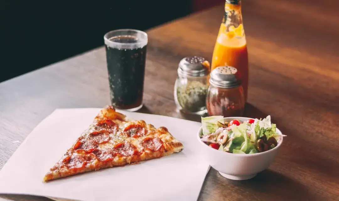 Jakie sosy do pizzy wybrać, aby zaskoczyć swoich gości?
