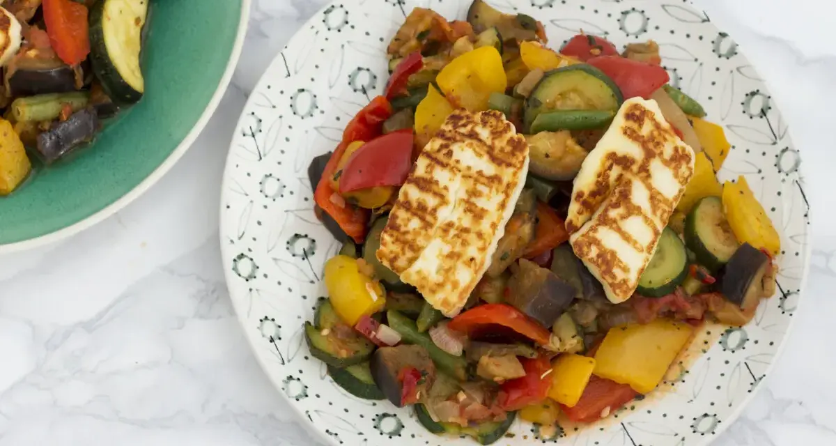 Jak grillować ser halloumi na patelni, aby uzyskać idealną chrupkość