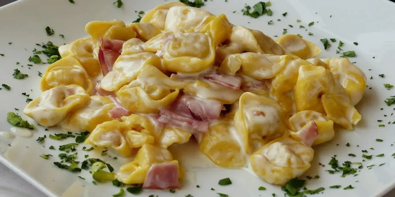 Z czym podawać tortellini z mięsem, aby zachwycić gości?