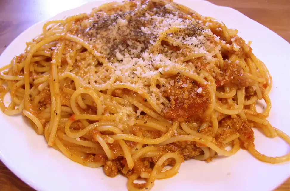 Prosty przepis na spaghetti bolognese, który zaimponuje każdemu