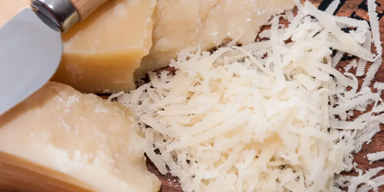 Parmezan ile waży - odkryj, ile użyć w przepisach i diecie