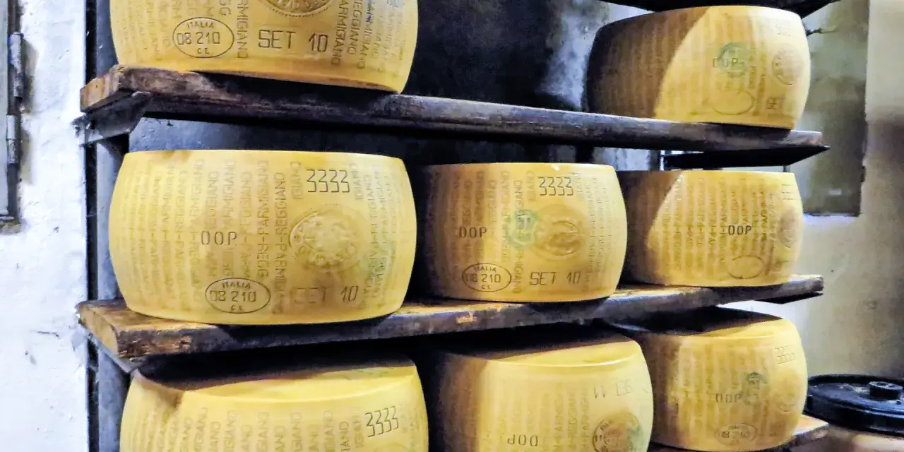 Parmezan czy Grana Padano: Kluczowe różnice, które musisz znać