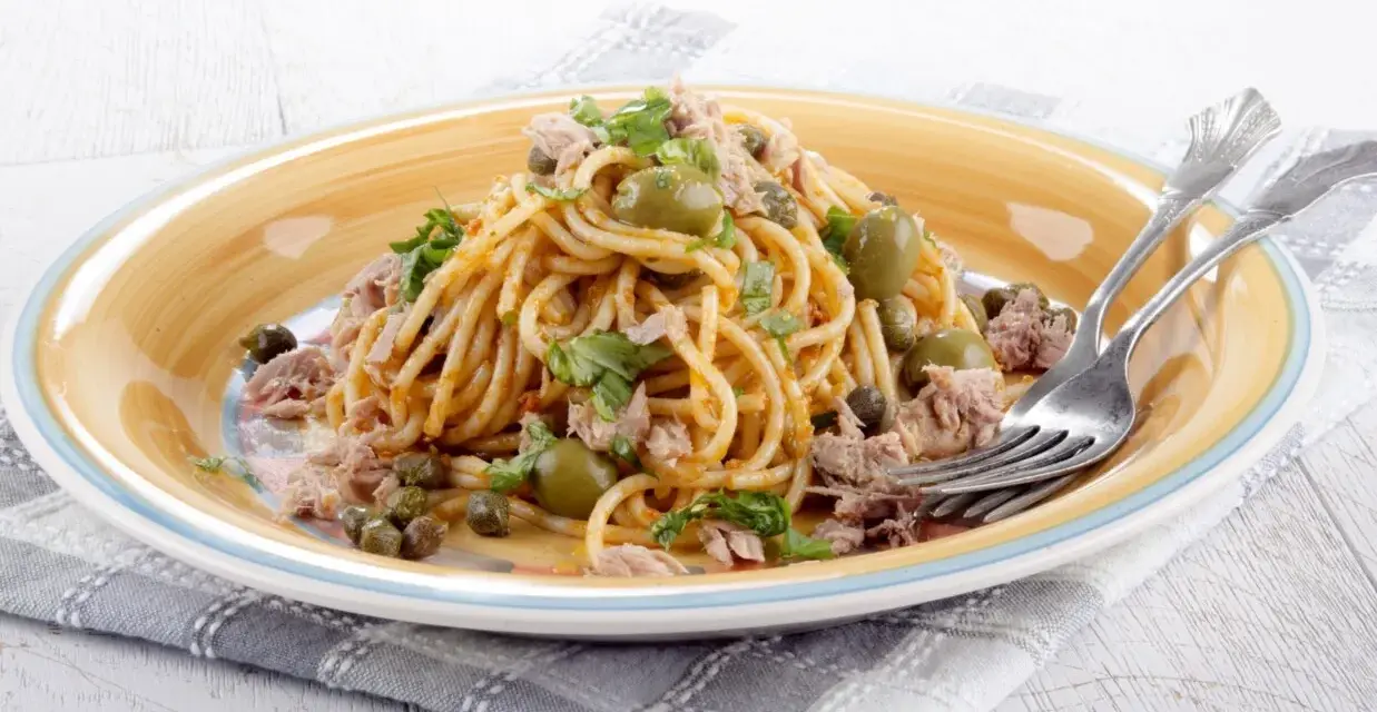 Szybkie i proste spaghetti z tuńczykiem, które zaskoczy smakiem