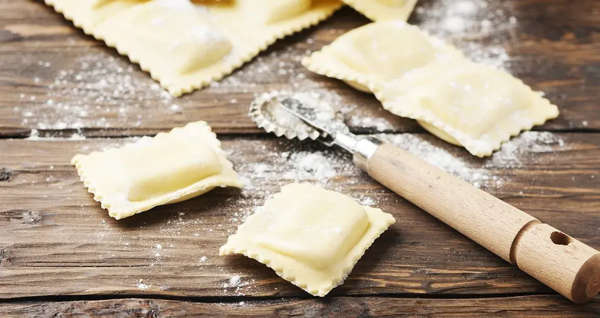 Ravioli czy tortellini: poznaj kluczowe różnice i wybierz lepiej
