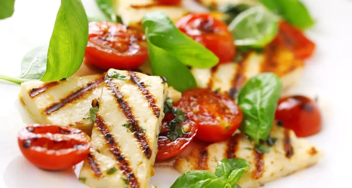 Jak zrobić ser halloumi na grillu, aby był idealnie chrupiący i smaczny