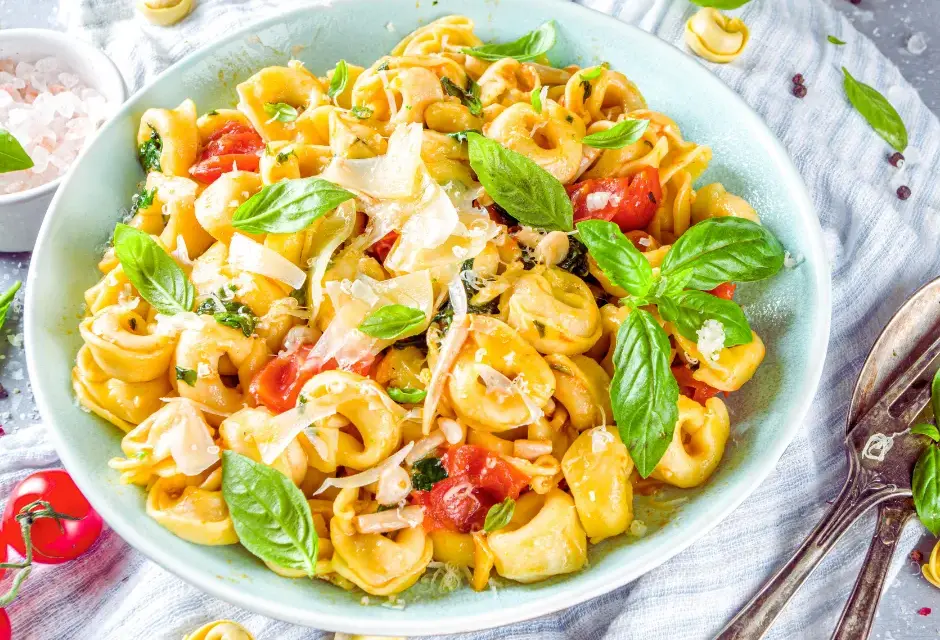 Pomysły na tortellini z szynką parmeńską – z czym najlepiej podać?