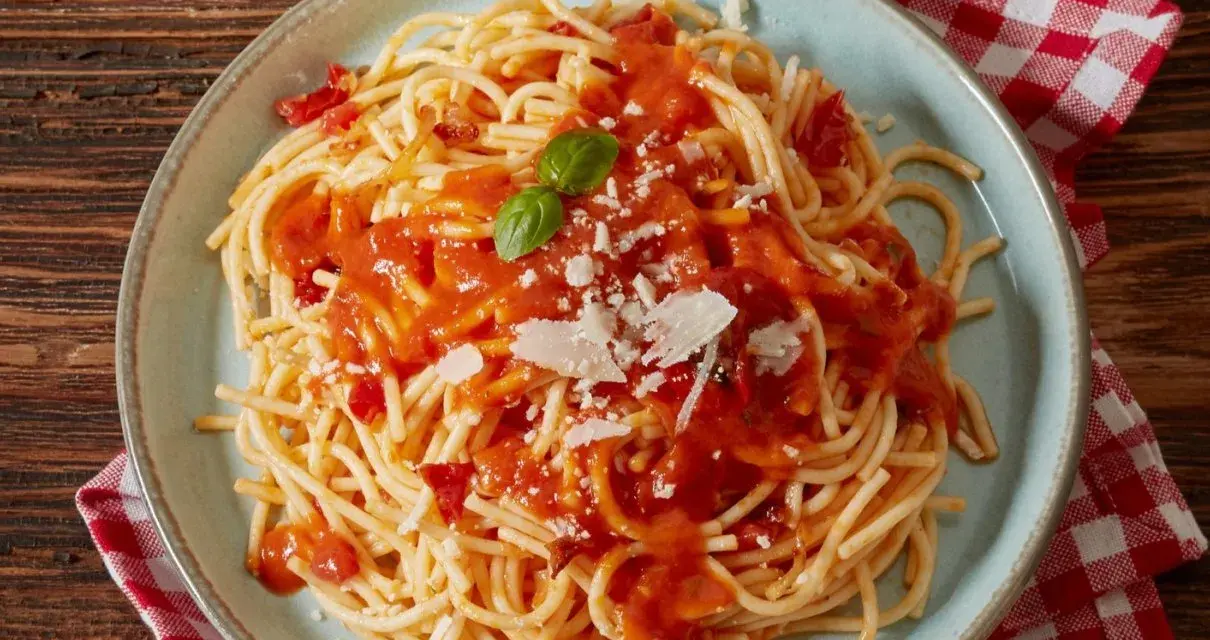Jak zrobić sos do spaghetti, który zachwyci Twoich gości