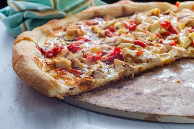 Kamień do pizzy czy warto? Odkryj jego zalety i wady w pieczeniu