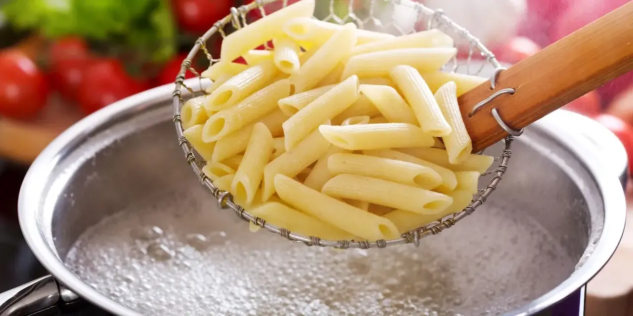 Jak ugotować makaron idealnie al dente - unikaj tych błędów