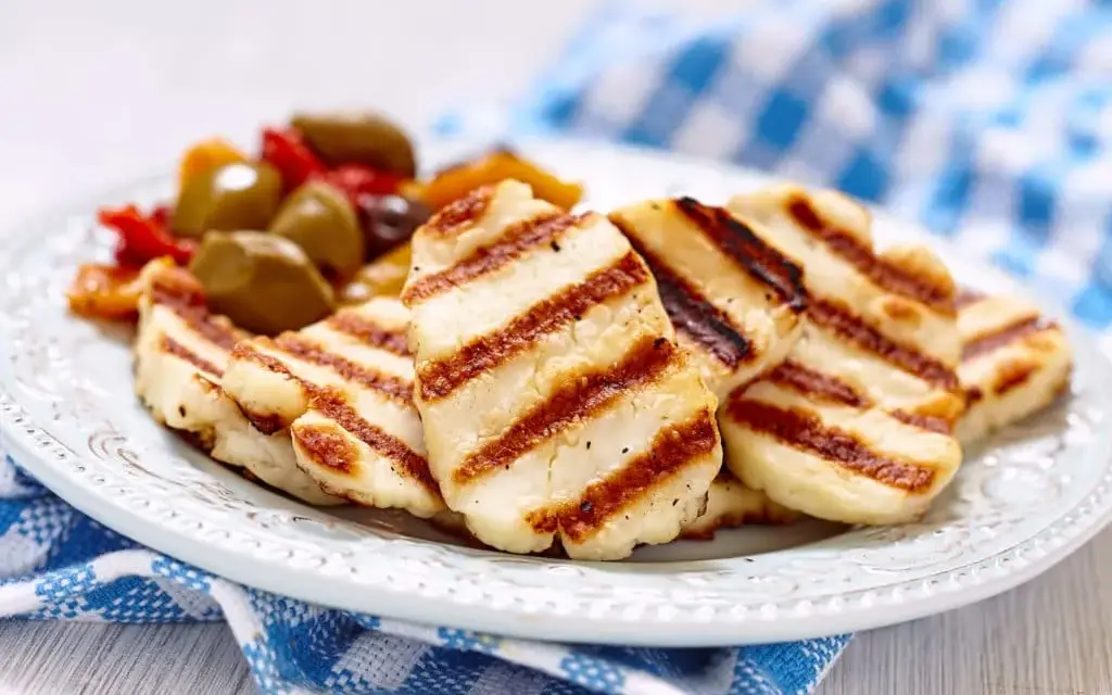 Halloumi z jakiego mleka: odkryj tajemnice jego produkcji