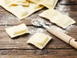 Ravioli czy tortellini: poznaj kluczowe różnice i wybierz lepiej