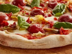Jak zrobić cienkie ciasto na pizzę, aby uniknąć grubych placków