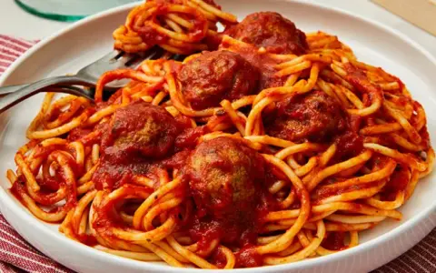 Najlepsze przepisy na spaghetti z klopsikami, które pokochasz
