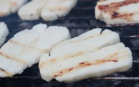 Jak przygotować halloumi: proste metody i smaczne przepisy