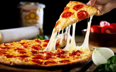 Jaki ser do pizzy? Odkryj najlepsze smaki i połączenia serów