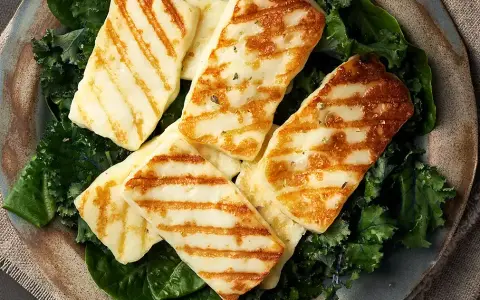 Halloumi co to jest? Odkryj sekrety tego wyjątkowego sera