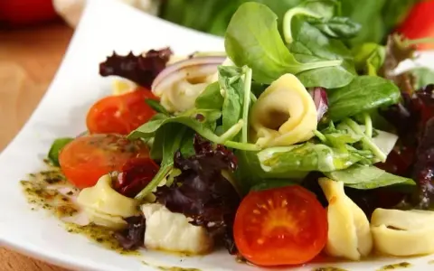 Tortellini z pomidorami i mozzarellą - najlepsze dodatki do podania
