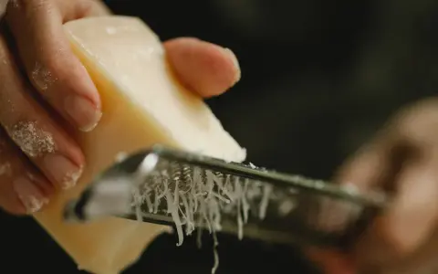 Jak wygląda ser parmezan? Odkryj jego unikalne cechy i smak