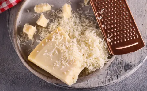 Jakim serem zastąpić parmezan? Odkryj najlepsze alternatywy smakowe