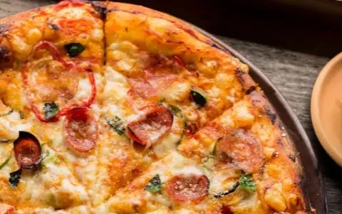 Ile osób najedzie się pizzą 50 cm? Sprawdź, zanim zamówisz!
