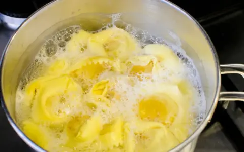 Ile gotować makaron, aby zawsze był idealnie al dente?