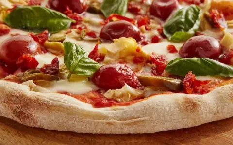 Jak zrobić cienkie ciasto na pizzę, aby uniknąć grubych placków