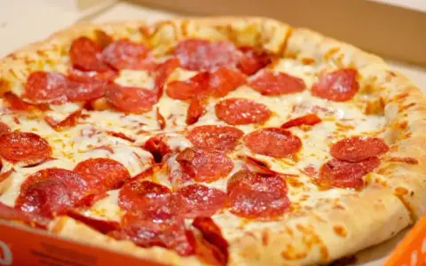 Ile kalorii ma pizza? Odkryj zaskakujące różnice w kaloryczności