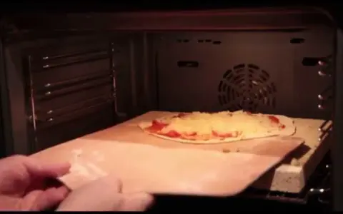 Jak piec pizzę na kamieniu, aby uniknąć przypalenia i uzyskać idealny smak