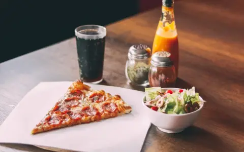 Jakie sosy do pizzy wybrać, aby zaskoczyć swoich gości?