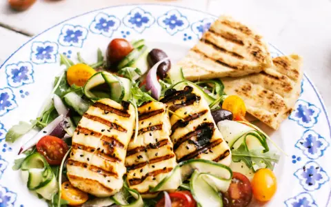 Jak grillować halloumi – proste techniki i smaczne przepisy