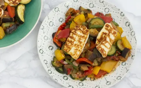 Jak grillować ser halloumi na patelni, aby uzyskać idealną chrupkość