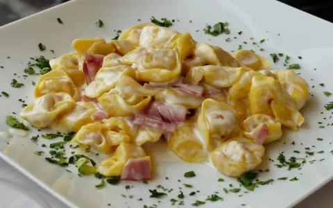 Z czym podawać tortellini z mięsem, aby zachwycić gości?