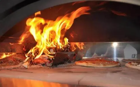 Jakie drewno do pieca do pizzy? Odkryj najlepsze gatunki dla smaku