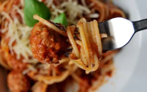 Przepis na spaghetti z klopsikami po włosku, który zachwyci każdego