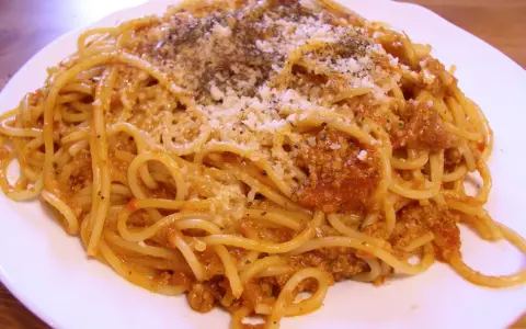 Prosty przepis na spaghetti bolognese, który zaimponuje każdemu