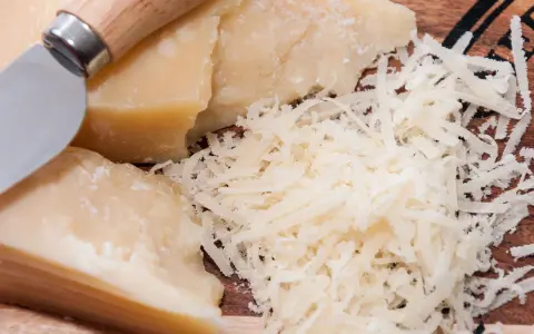 Parmezan ile waży - odkryj, ile użyć w przepisach i diecie