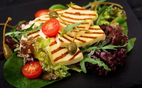 Z czego jest ser halloumi? Odkryj jego skład i tajemnice produkcji
